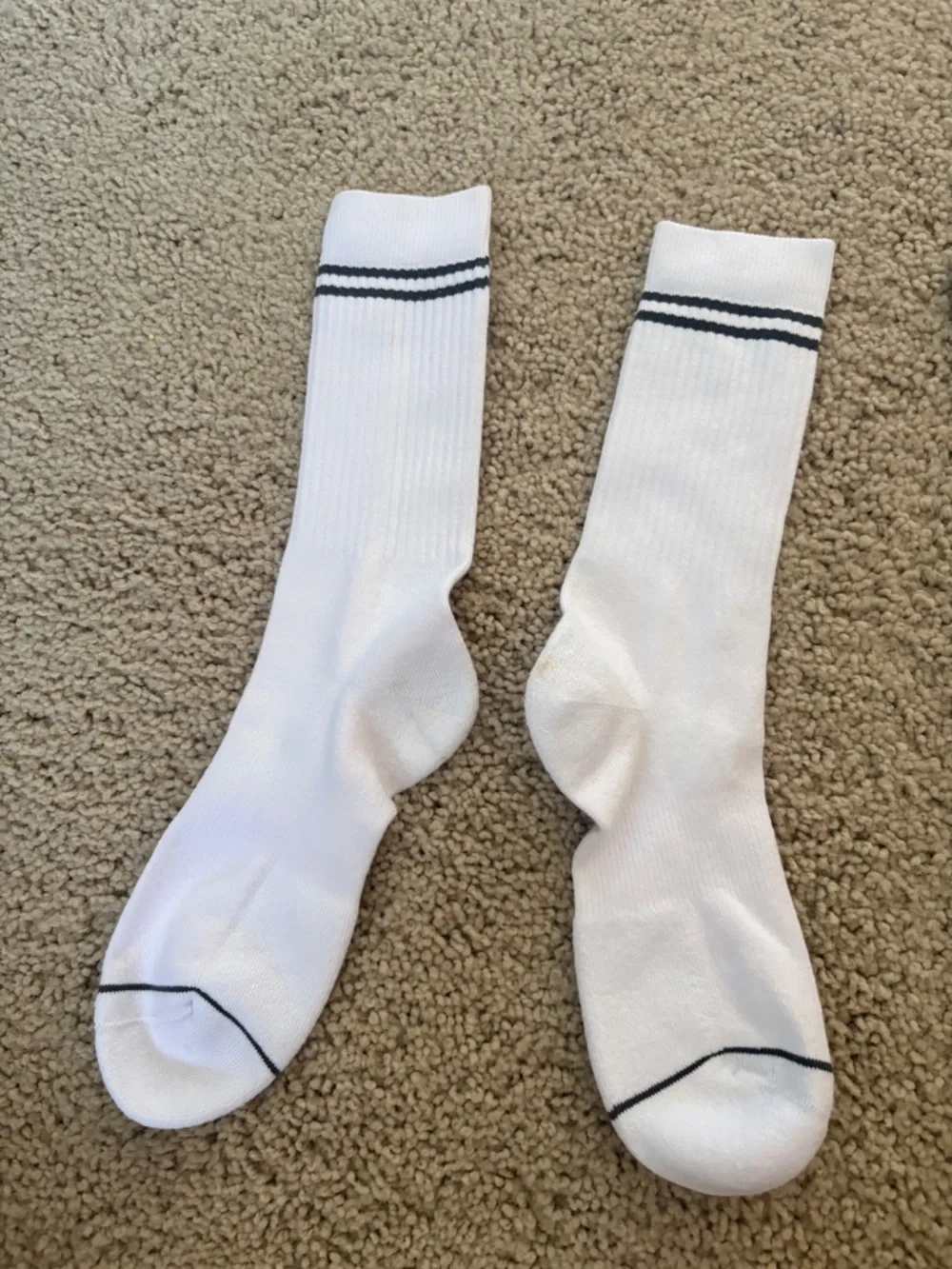 Vuori Crew two pairs Socks Salt Heather/White Size Large NWOT
